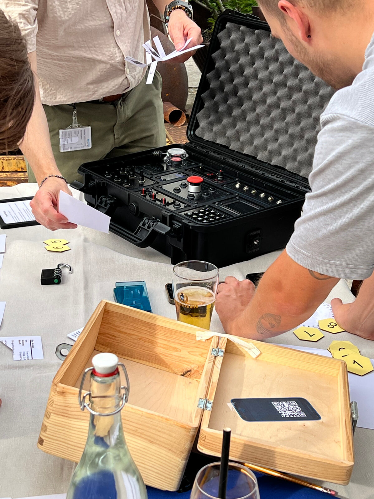 Group solving puzzles together during mobile escape game
